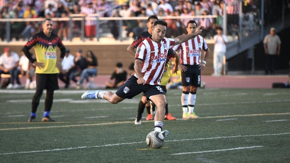 A classic but friendly game between Chivas and America soccer legends